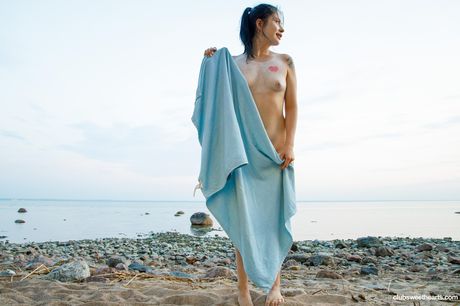 ロシアの可愛い女の子スカイ・ヤングが砂浜の毛布の上でオマンコをこすります