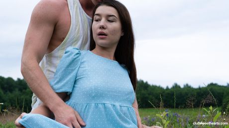 ナチュラルなおっぱいのティーンジョリーバットは、屋外で彼女の猫を舐められ、チンポを犯される