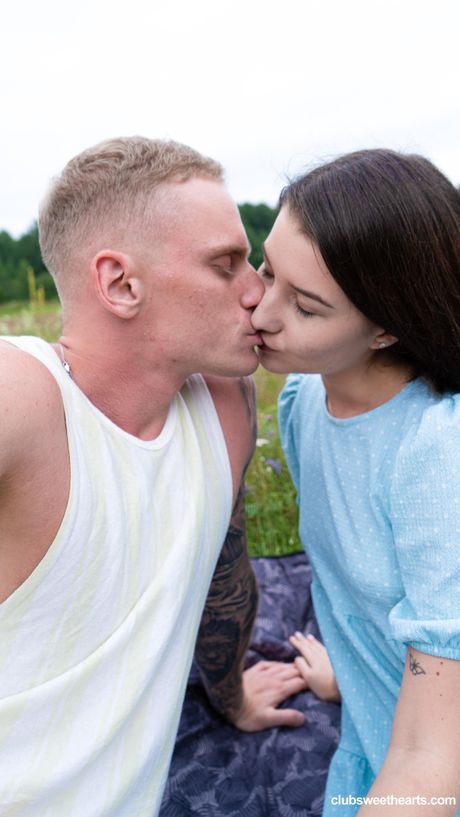 ナチュラルなおっぱいのティーンジョリーバットは、屋外で彼女の猫を舐められ、チンポを犯される