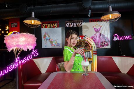 Lækker russisk brunette Jolie Butt viser sin perfekte røv og spreder sin barberede fisse