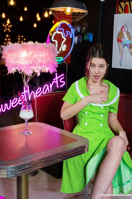 Lækker russisk brunette Jolie Butt viser sin perfekte røv og spreder sin barberede fisse