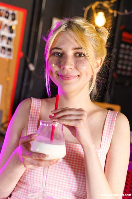 Lyshåret russisk skønhed Kami Yammy fingrer våd kusse efter at have fået nøgen på en stol