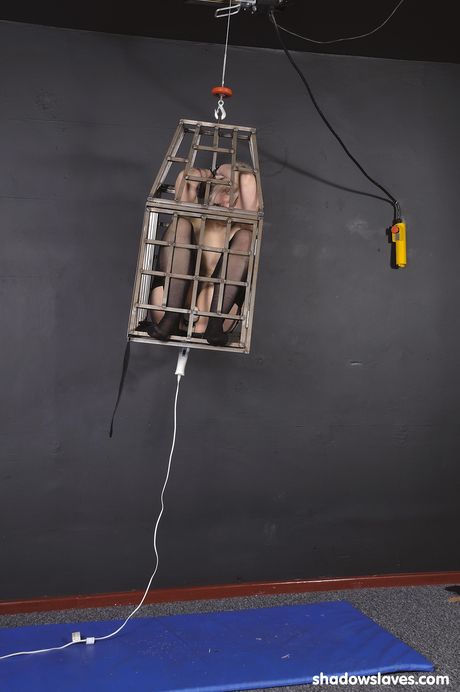 Mørkhåret Kaos i strømpebukser får hendes mund og fisse leget i en fangekælder