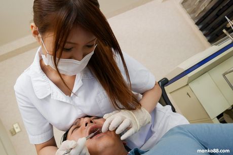 亞洲熟婦 Yume Mizuki 在牙醫那裡被舔陰和乾