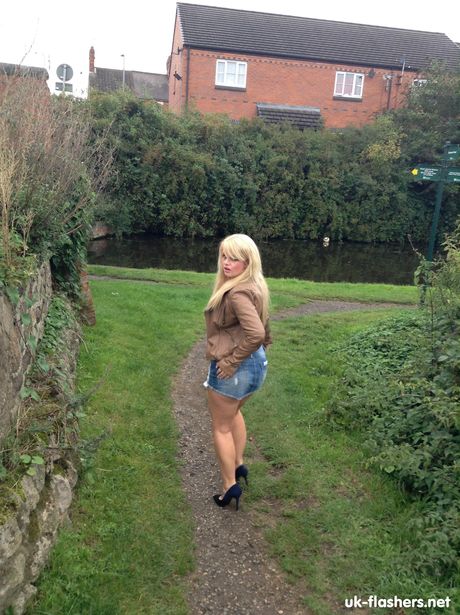 Blond britisk amatør Bonnie Rose præsenterer sin sexede røv og onanerer udendørs