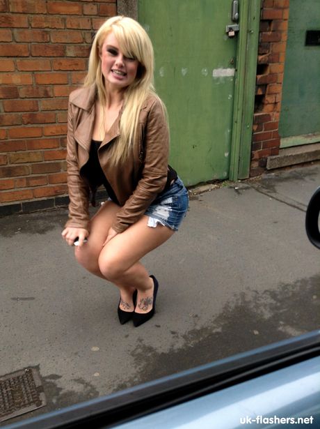 Blond britisk amatør Bonnie Rose præsenterer sin sexede røv og onanerer udendørs