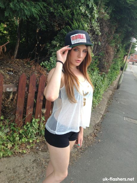 魅力的な英国のベイビー、サマンサ・ベントレーが服を脱いで大きなメロンと毛深い猫を見せる