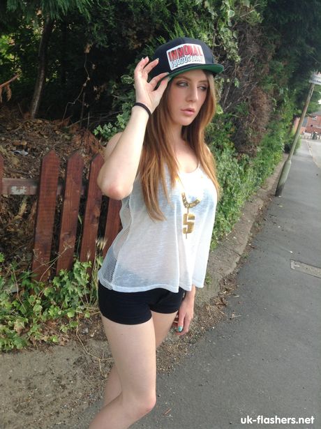 魅力的な英国のベイビー、サマンサ・ベントレーが服を脱いで大きなメロンと毛深い猫を見せる