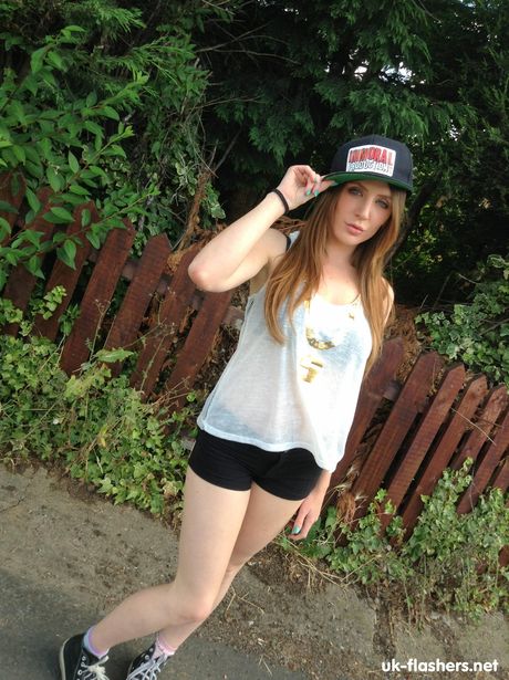 魅力的な英国のベイビー、サマンサ・ベントレーが服を脱いで大きなメロンと毛深い猫を見せる