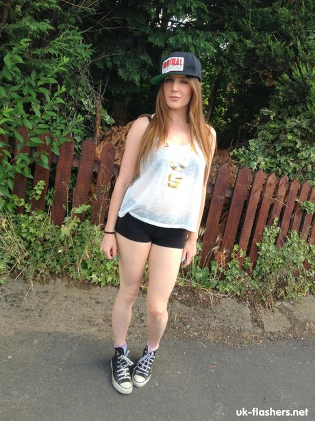 魅力的な英国のベイビー、サマンサ・ベントレーが服を脱いで大きなメロンと毛深い猫を見せる