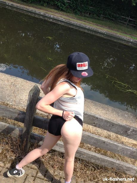 魅力的な英国のベイビー、サマンサ・ベントレーが服を脱いで大きなメロンと毛深い猫を見せる