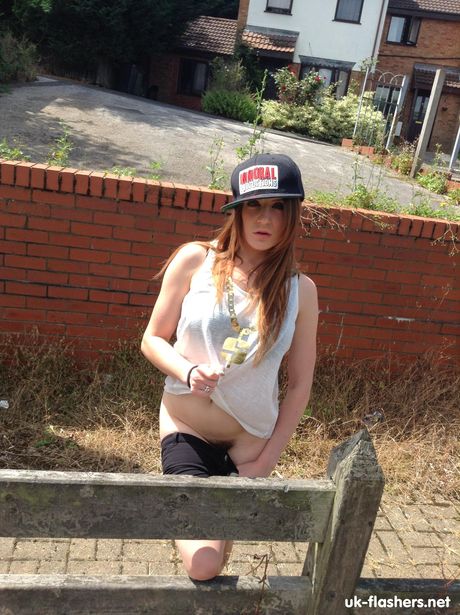 魅力的な英国のベイビー、サマンサ・ベントレーが服を脱いで大きなメロンと毛深い猫を見せる