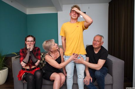 性感美女 Ariela Donovan 被兩個雙性戀男人雙重操