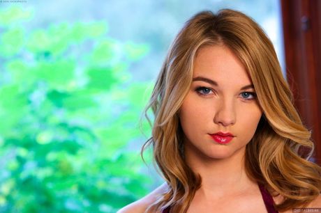 Blonde amerikanske model Lily Ivy demonstrerer sine enorme bryster og leger med sin barberede fisse