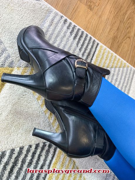 英國老金髮女郎 Lara Latex 在被操之前先舔陰戶