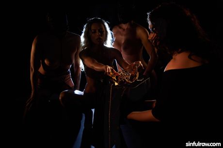 金髮美女安娜·德維爾的陰部被舔，大奶子被射精