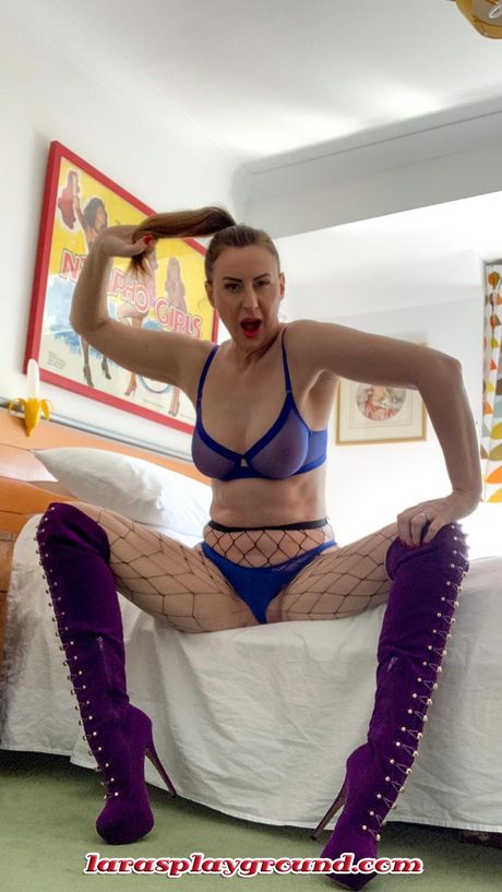 英國金髮女郎Lara Latex脫光衣服，露出絲襪，炫耀她的大胸部