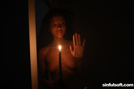 彼女はキッチンで一人でいるとき、オマンコをオナニーしている