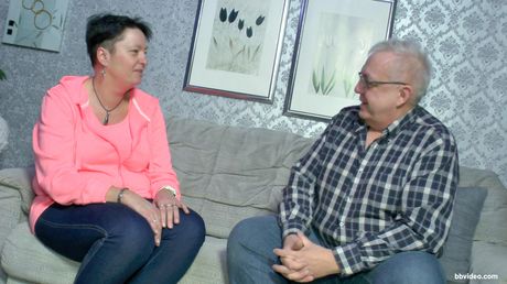 小さなおっぱいを持つ見事なアジアの女の子は、猫を舐められ、良いチンコをされる