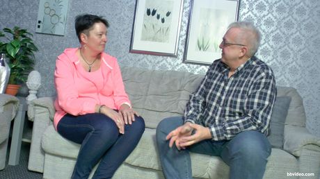 Fantastisk asiatisk pige med små bryster får en fisse slikket og en god dicking