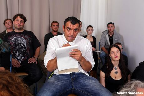 英國熟女 Jasmine Jae 在課堂上被操她那迷人的大奶和陰戶