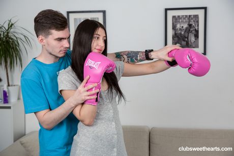 スヴェルトなロシアのティーンジュリアムーンは、巨根の男にマンコを舐められ、チンコをされる