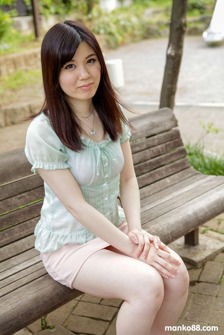 Asiatisk teenager Madoka Araki får sin behårede fisse kneppet udendørs