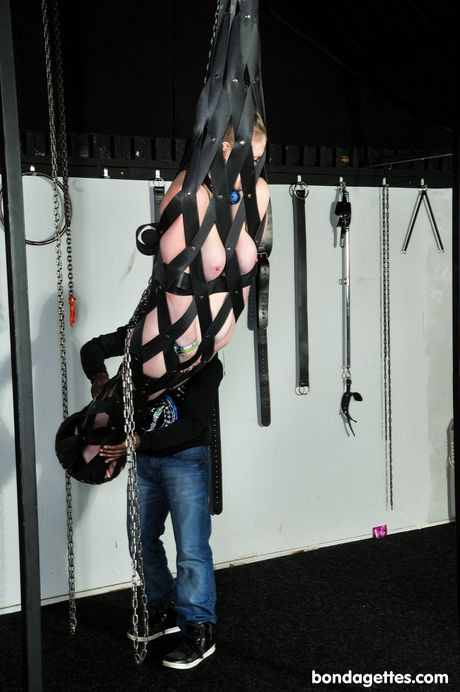 毀滅性的 Carly Rae 被黑人玩弄她驚人的乳房和陰部