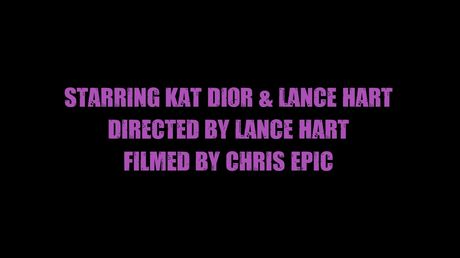 Lækker amerikansk, irsk mørkhåret Kat Dior rider en pik i en omvendt cowgirl-position