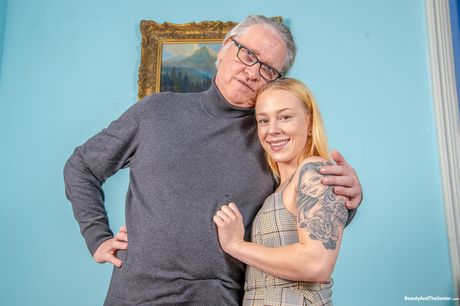 Light-Haired dutch MILF Chrystal Sinn gets a pussy licking and a dick ride at work