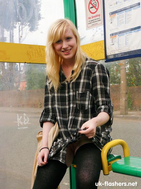 金髮碧眼的英國、愛爾蘭娃娃Satine Spark露出她驚人的胸部並在戶外自慰