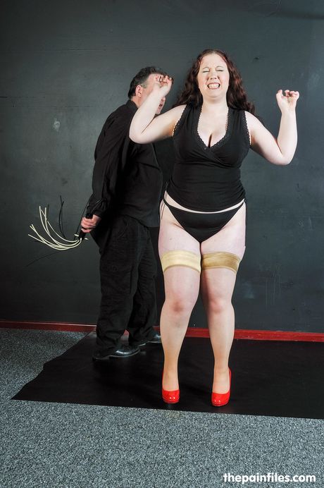 Den dominerende dame ser på, mens Rosie får sin fisse til at nyde den.