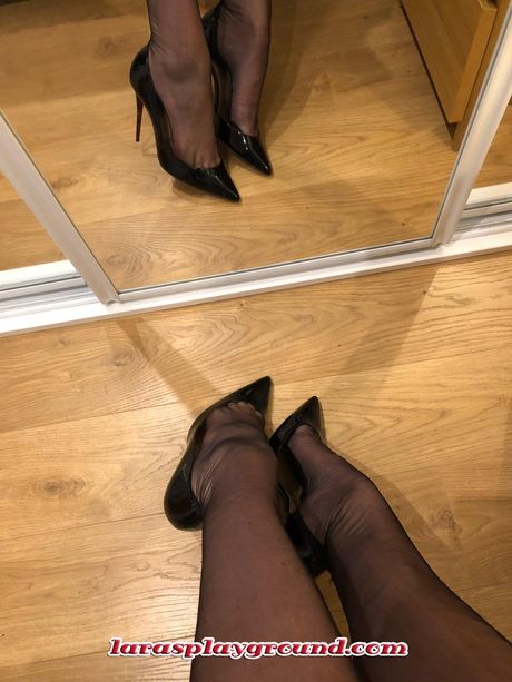 成熟的英國黑髮美女 Lara Latex 脫光衣服，只剩下絲襪和玩具