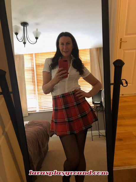 成熟的英國黑髮美女 Lara Latex 脫光衣服，只剩下絲襪和玩具