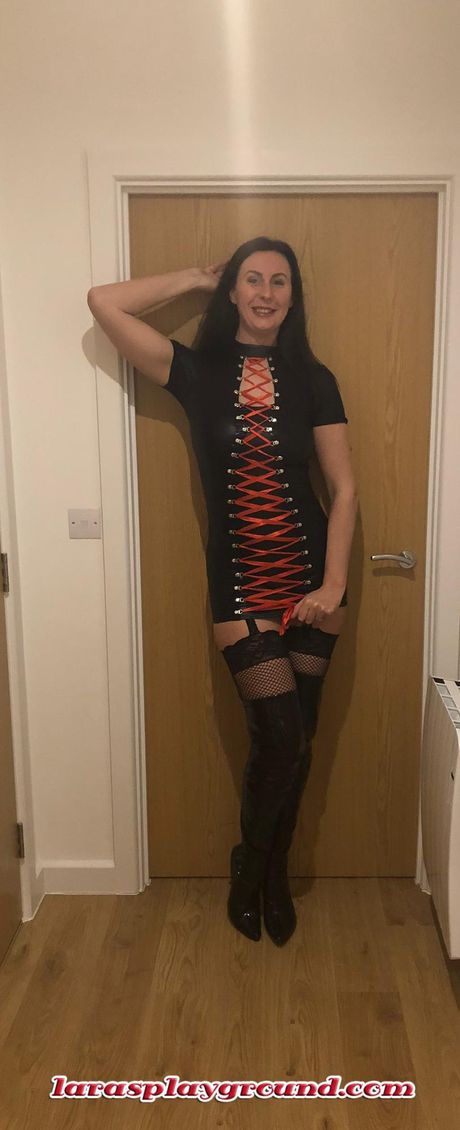 成熟的英國黑髮美女 Lara Latex 脫光衣服，只剩下絲襪和玩具