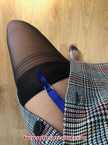 成熟的英國黑髮美女 Lara Latex 脫光衣服，只剩下絲襪和玩具