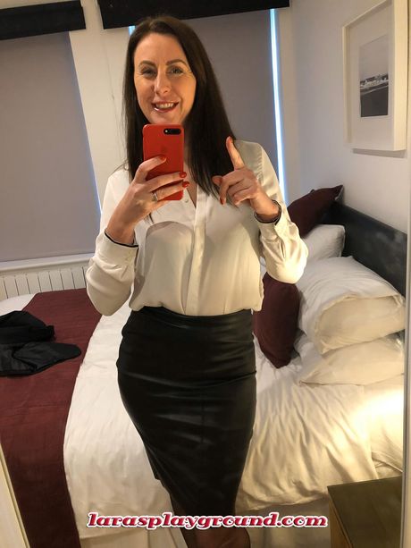 成熟的英國黑髮美女 Lara Latex 脫光衣服，只剩下絲襪和玩具