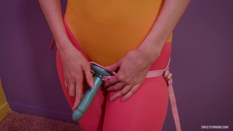 金髮美女 Charlie Kicks 脫衣騎著假陽具