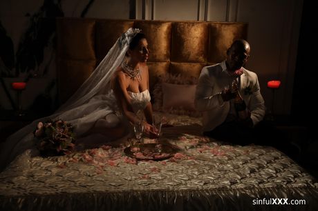 新娘 Kira Queen 的巨乳和陰部被黑人舔了