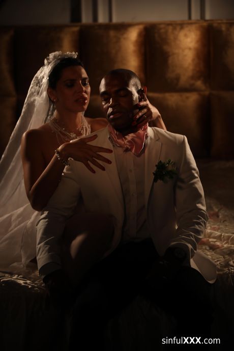 新娘 Kira Queen 的巨乳和陰部被黑人舔了