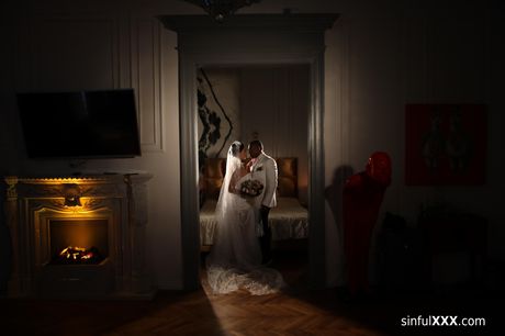 新娘 Kira Queen 的巨乳和陰部被黑人舔了