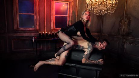 Maitresse Madeline Marlowe 是一位熱辣的熟女，喜歡