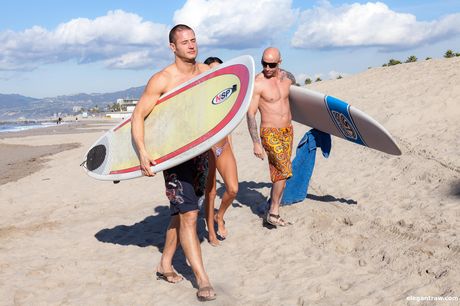 Dejlig fransk MILF Anissa Kate bliver dobbeltkneppet i en trekant i sengen