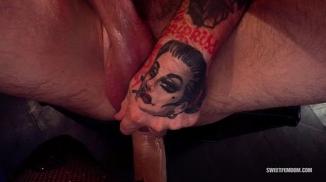 豐滿的美國媽媽Maitresse Madeline Marlowe在辦公室和她的老闆發生關係