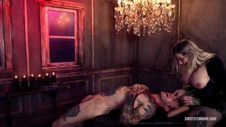 豐滿的美國媽媽Maitresse Madeline Marlowe在辦公室和她的老闆發生關係