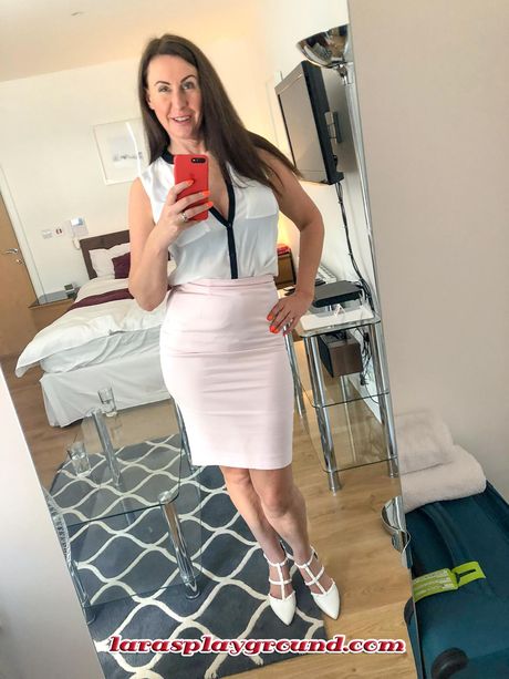 天使般的英國熟女 Lara Latex 展現她完美的臀部，並用手指撫摸她的陰部