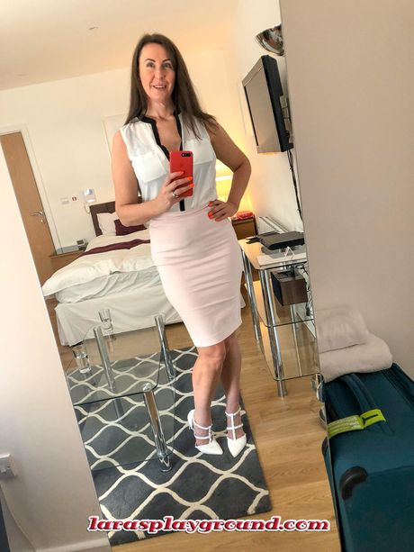 天使般的英國熟女 Lara Latex 展現她完美的臀部，並用手指撫摸她的陰部