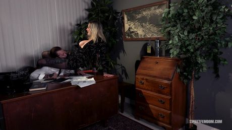 Blonde american Mom Maitresse Madeline Marlowe gets her face and pussy covered in cum