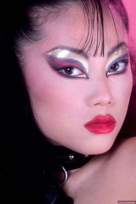 令人驚豔的黑髮美女薩莎穿著漁網襪，秀出她豐滿的乳房和翹臀