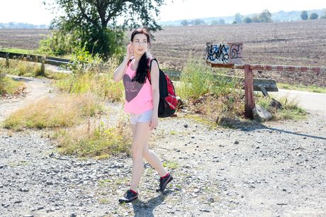 Mørkhåret teenager Daphne Angel går nøgen, før hun onanerer